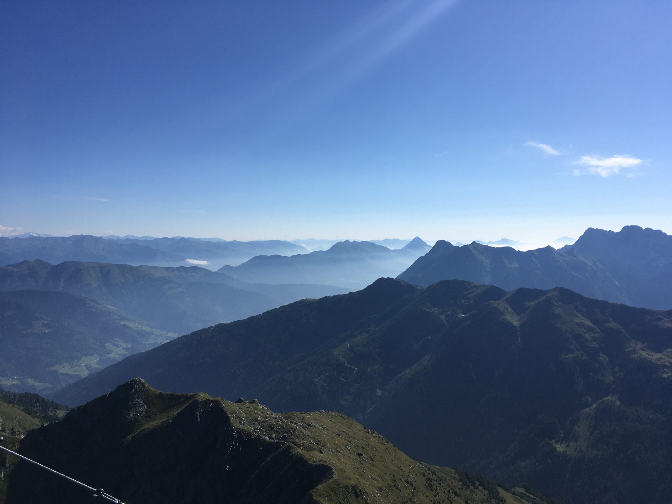 Berge, im Vordergrund ein Motto, nach dem Klaus Lesacher Lebt:
“primum non nocere, secundum cavere, tertium sanare”
Übersetzung:
„erstens nicht schaden, zweitens vorsichtig sein, drittens heilen“, Grundregel aus der hippokratischen Tradition
